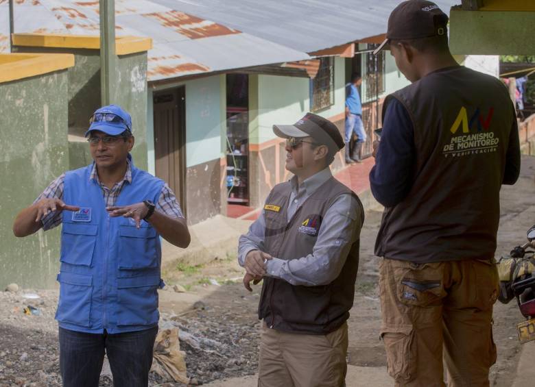 Integrantes del mecanismo de monitoreo y verificación visitan regularmente la vereda Santa Lucía. 
