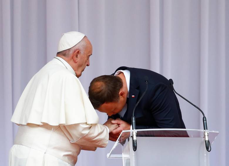 El encuentro entre el Papa Fracisco y el presidente de Polonia, Andrzej Duda, durante el saludo de bienvenida en Polonia. FOTO Reuters