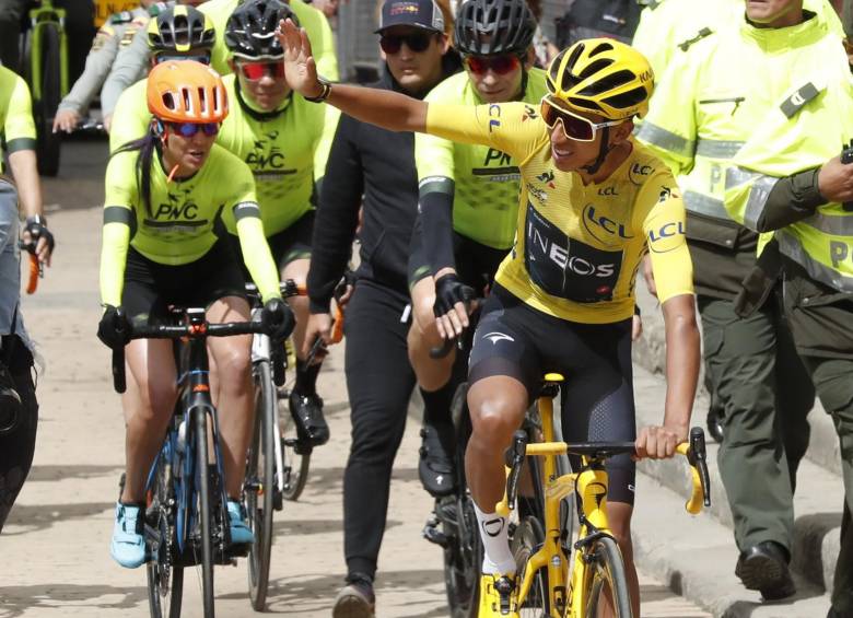 En bicicleta y con la camiseta de campeón del Tour-2019 entró a la plaza principal de Zipaquirá. Foto efe