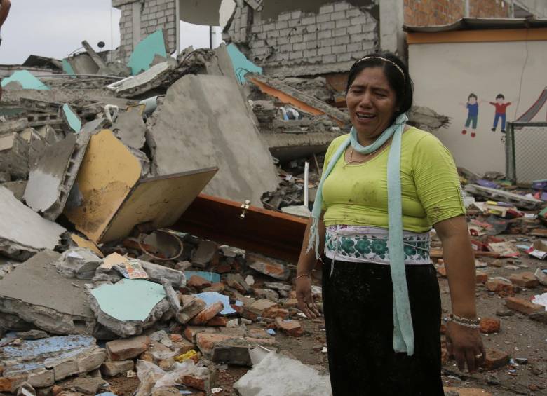 En medio de la destrucción dejada por el terremoto, miles de personas buscan a sus seres queridos, tal como en Pedernales. 