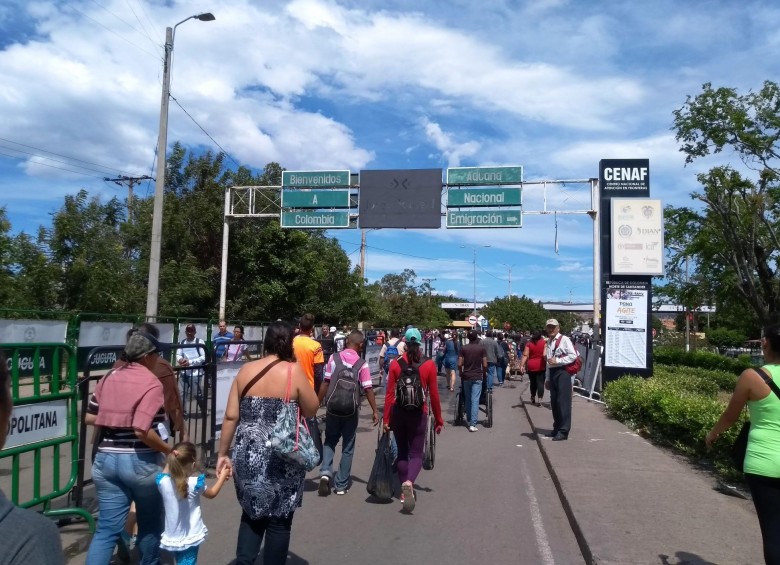 Hasta ahora no hay novedades en el Puente internacional Simón Bolívar, en la frontera de Colombia con Venezuela, por donde cada día cruzan miles de personas. FOTO Rosalinda Hernández