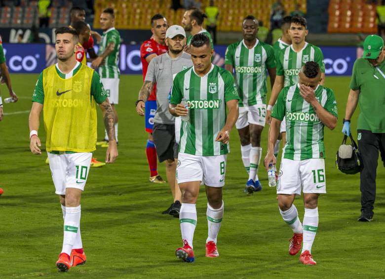 La caras largas de los jugadores verdolagas después de la derrota con el Pasto 1-0 en el Atanasio Girardot, escenario en el que ajustan 58 días sin victorias. FOTO juan antonio sánchez 