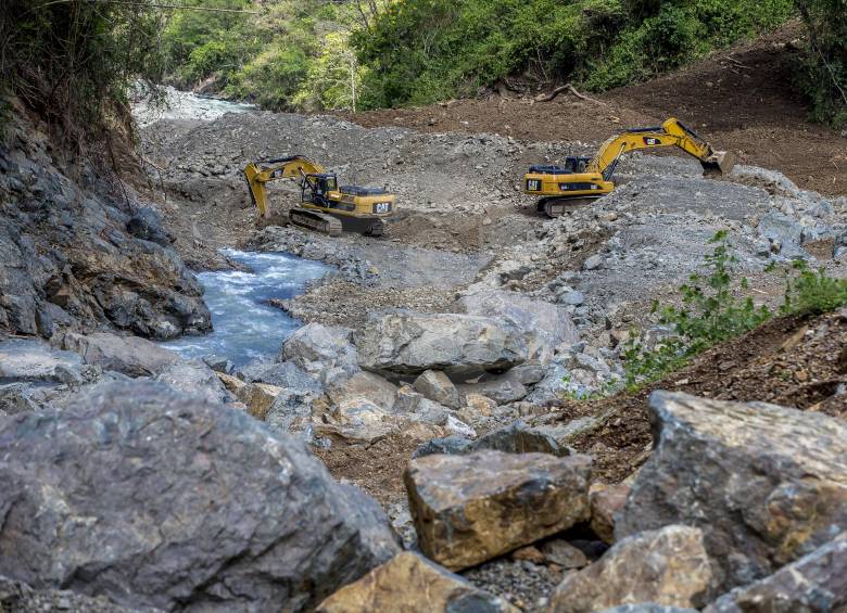 El derrumbe de la Troncal del Café taponó el cauce de la quebrada La Sinifaná, en la vereda Veneciana de Bolombolo. FOTOS JUAN ANTONIO SÁNCHEZ