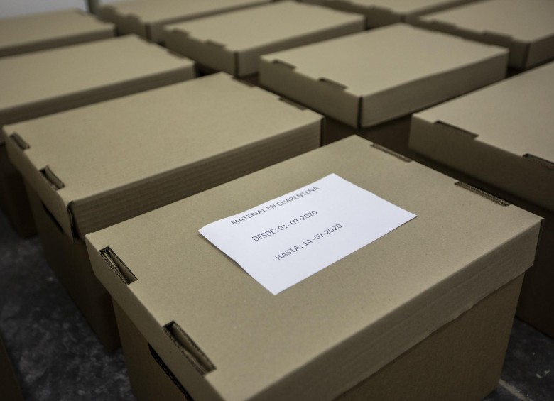 Los libros devueltos en un día con almacenados en cajas y “puestos en cuarentena” durante 14 días antes de circular nuevamente. Foto: Camilo Suárez 