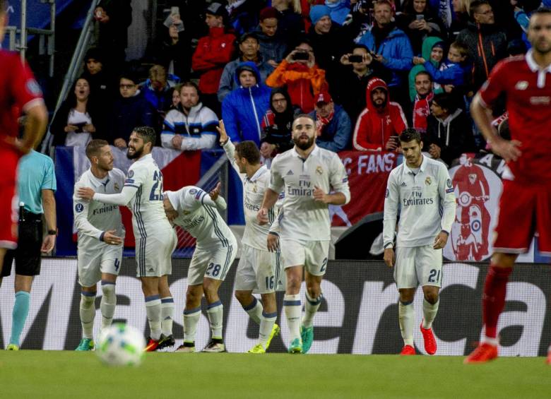 Real Madrid conquistó este martes su tercera Supercopa de Europa al derrotar al Sevilla 3 goles por 2. FOTO AP