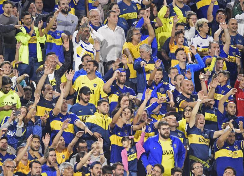 Las autoridades han recomendado no asistir a eventos masivos, como el fútbol. Foto AFP