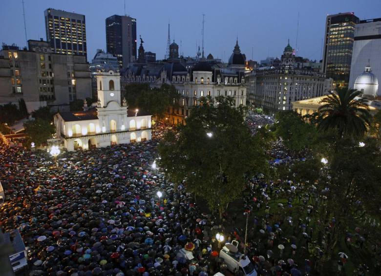 Marcha del silencio convocada por los fiscales argentinos en memoria de su difunto colega Alberto Nisman en Buenos Aires. FOTO AFP
