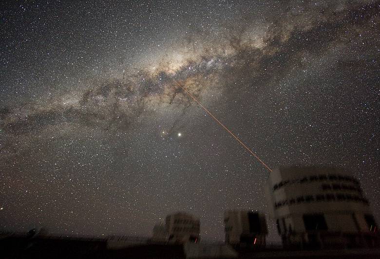 Banda de polvo que muestra parte de la Vía Lactea, cuyo peso estimó un nuevo estudio. Foto ESO