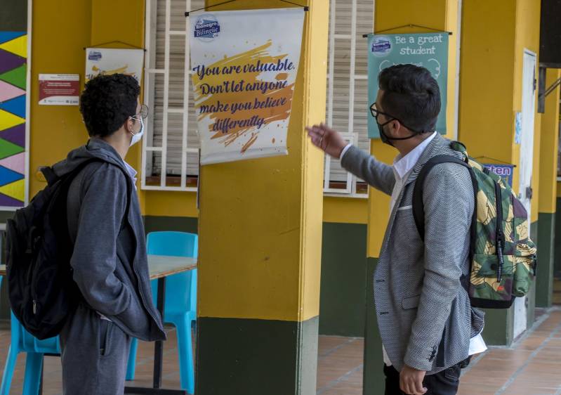 En medio de la alternancia, Rionegro se dio el lujo de certificar al primer colegio rural bilingüe del país, el Domingo Savio. Allí arrancaron con este esquema desde el 13 de octubre. FOTO juan a. sánchez