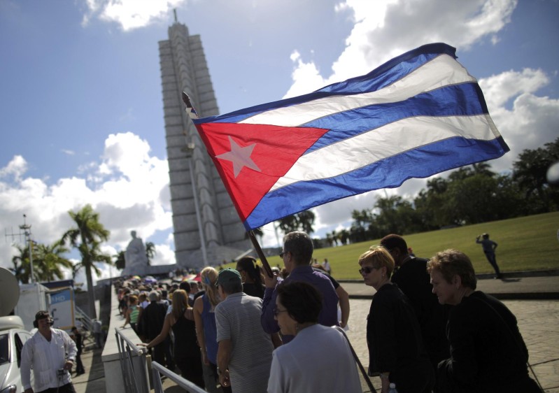 Largas filas de cubanos esperaron bajo el sol de La Habana para despedir a Fidel Castro. FOTO REUTERS