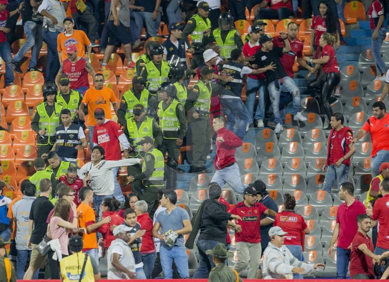 Las peleas obligaron a la suspensión del partido por un periodo de diez minutos. FOTO JUAN ANTONIO SÁNCHEZ