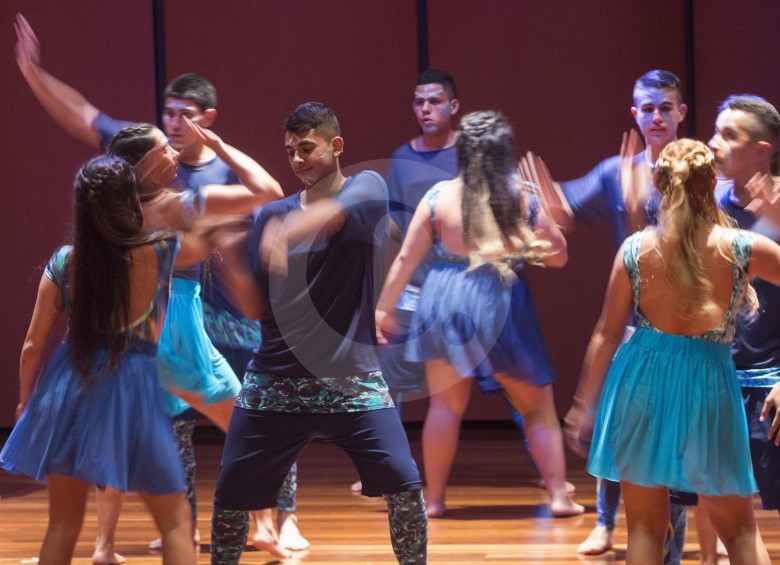 Actuación, danza y canto se mezclaron en el teatro Fundadores de la Eafit para darle vida a Somos. 