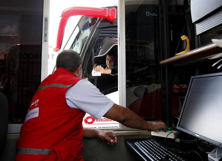 Con la automatización en las Terminales los procesos de operación ya no se realizarán de forma manual, sino a través de las tecnologías de la información y la computación. El actual modelo de registro de entrada y salida de vehículos (en la foto) será reemplazado por un sistema mucho más confiable. 