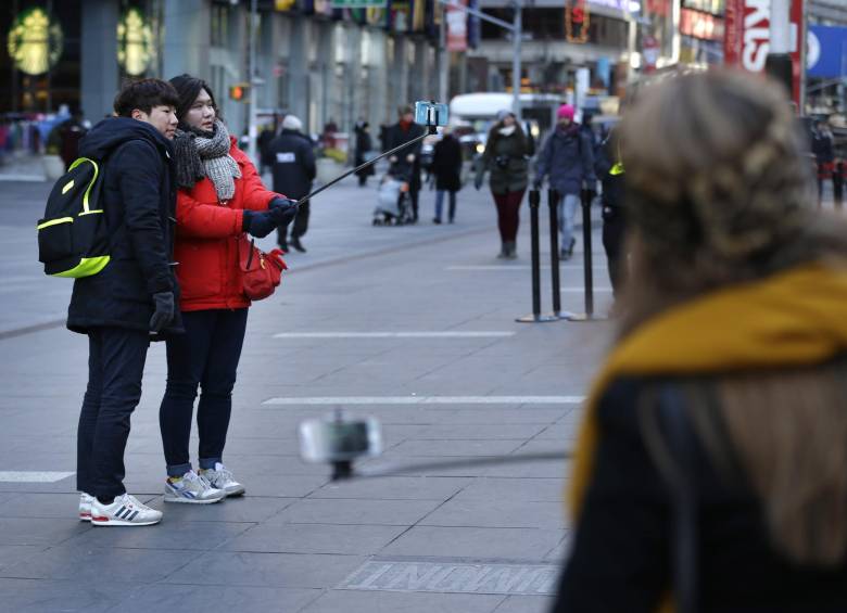 En sitios turísticos es muy común ver el palo selfie o selfie stick. FOTO AP