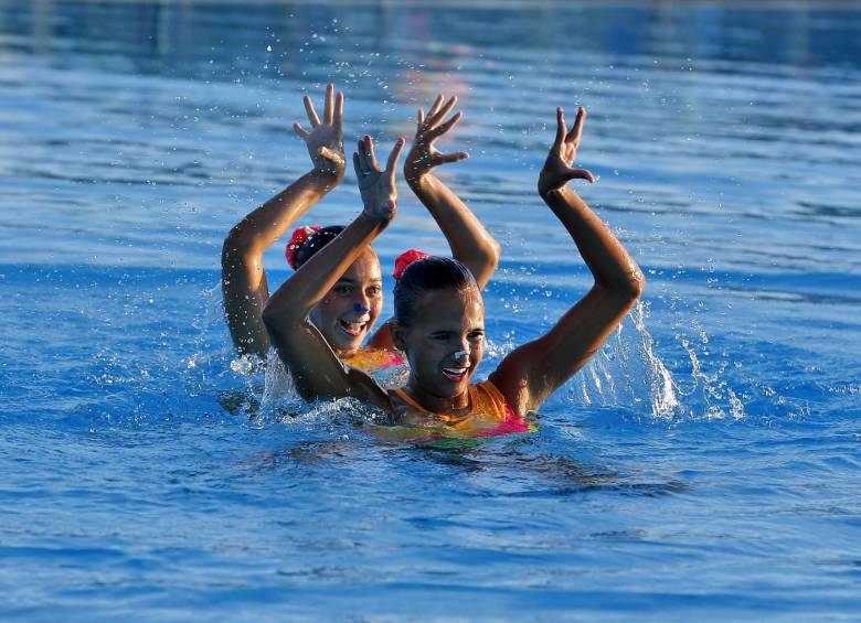 María Fernanda Vásquez y Melisa Ceballos, con su coreografía de mapalé, animaron la tarde del festival. FOTO juan antonio sánchez.