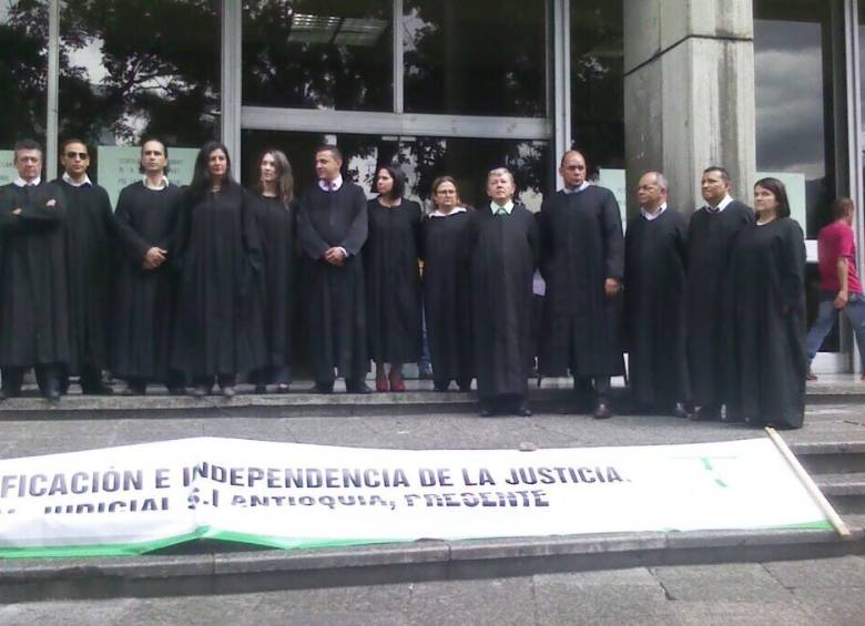 Una decena de jueces de la república se manifestaron este jueves y el pasado miércoles en la plazoleta de La Alpujarra en Medellín en la llamada “Marcha de las Togas”. FOTO CORTESÍA