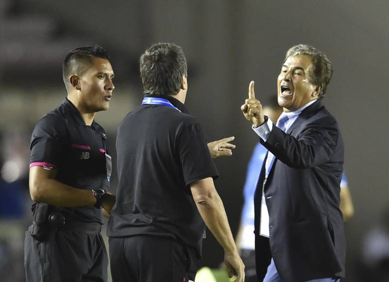 Bolillo justificó su enojo argumentando que Pinto acusó a Panamá de haber comprado un partido reciente entre ambos. FOTO AFP 