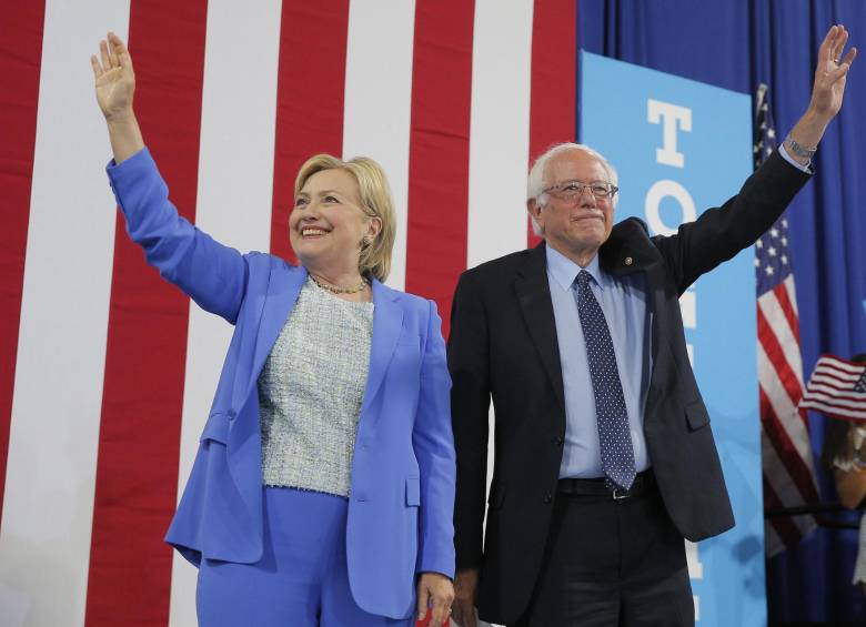 Hillary Clinton junto al senador Bernie Sanders. FOTO Reuters