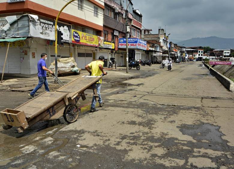 El sector comercial Galería, en Cali, fue cerrado el jueves pasado para mitigar la propagación del coronavirus en la capital del Valle del Cauca. En los otros municipios muy afectados se toman medidas similares, de acuerdo a necesidades. FOTO Cortesía El País, Cali