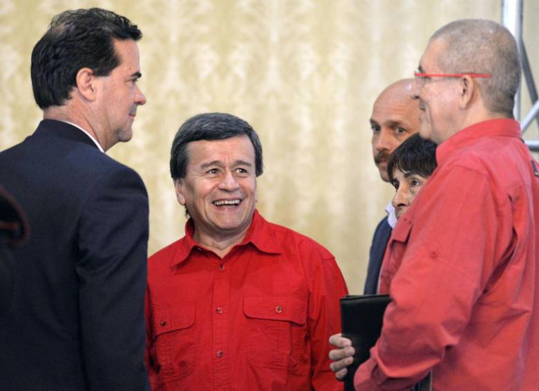 Frank Pearl delegado por el Gobierno, Pablo Beltrán y Antonio García, jefe negociador por la guerrilla del Eln acordaron el inicio de la mesa de diálogos. FOTO AFP