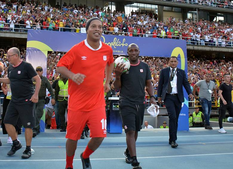 Ronaldinho estuvo el año pasado en Colombia en dos partidos de su despedida. Foto Colprensa