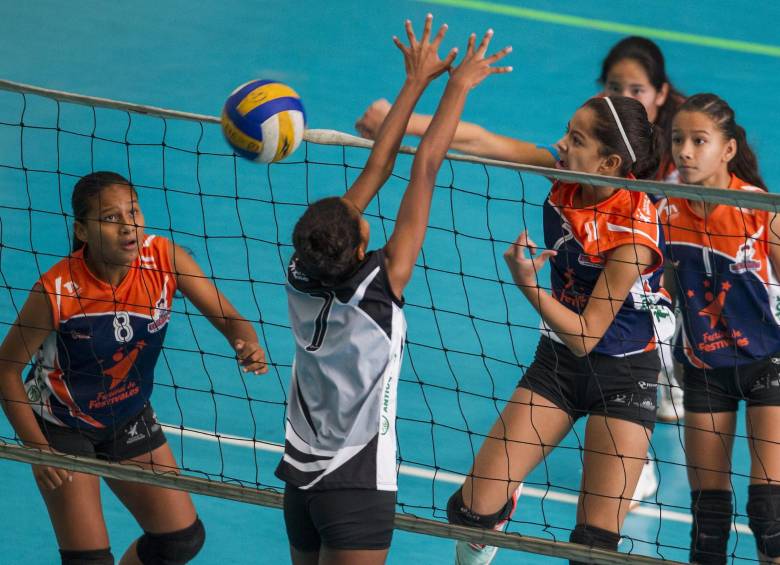 No estuvo bien en el bloqueo el equipo de Nechí y ahí les dio ventajas en el remate a las niñas de Tuluá. FOTO jaime pérez 