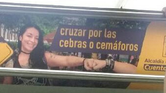 ¿Quién revisa los avisos de publicidad en la Alcaldía de Medellín?