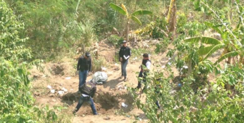 Vielma agregó que alrededor de las fosas se encontraron “botas militares, fornituras, pertrechos militares, parte de un fusil AK y un fusil que usa el Ejercito colombiano”. FOTO COLPRENSA
