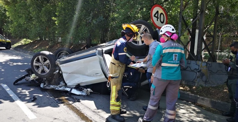 Accidente de tres vehículos en la Regional deja dos heridos