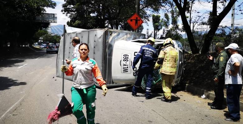 En el accidente estuvieron involucrados tres vehículos y dos personas sufrieron lesiones. FOTO CORTESÍA