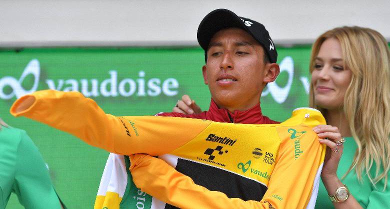 Egan Bernal durante la entrega de la camiseta de líder en Suiza. FOTO cortesía Ineos