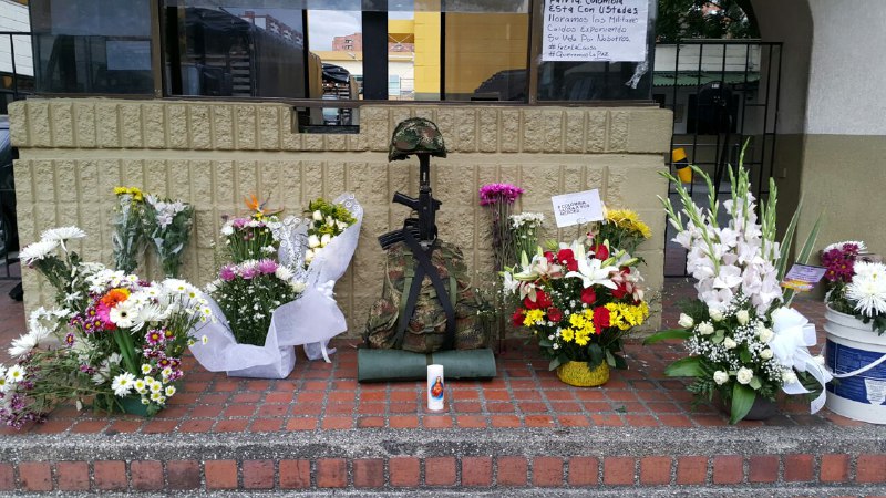 Esta tarde ciudadanos se acercaron a la Cuarta Brigada en Medellín para dejar flores en honor al cabo, una de las víctimas fatales del ataque cometido por las Farc el pasado miércoles en la madrugada. FOTOS Donaldo Zuluaga / EL COLOMBIANO 