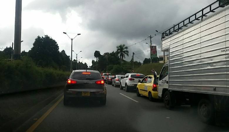 Filas interminables de vehículos tuvieron que soportar los viajeros en el Oriente antioqueño. FOTO CORTESÍA