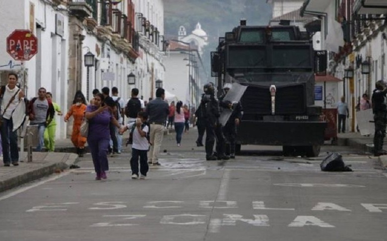 Panorama de una calle de Popayán con los disturbios. FOTO PRENSA ALTERNATIVA CAUCA