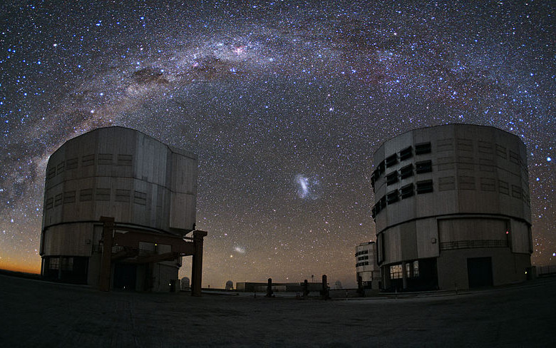 La Gran Nube de Magallanes entre dos edificios del observatorio ESO. Más abajo, la pequeña nube. FOTO ESO
