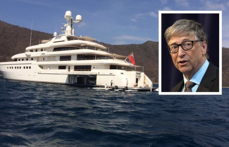 El multimillonario “desembarcó un breve tiempo y recorrió la playa”.