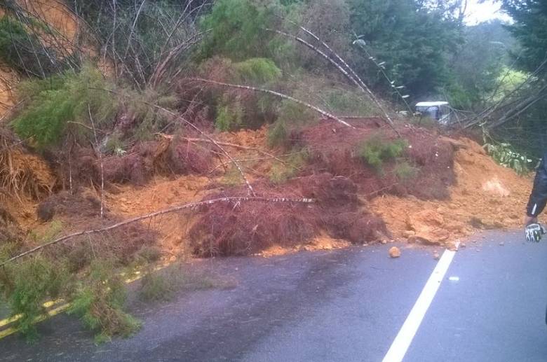 El derrumbe cubría la vía en ambos sentidos. FOTO Cortesía 