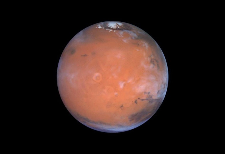 Los científicos han pensado durante mucho tiempo que podría haber agua atrapada debajo de la superficie de Marte. Foto: Nasa