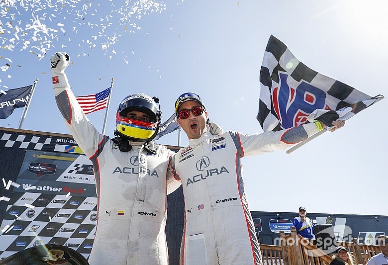 Juan Pablo Montoya celebra al lado de su compañero Dane Cameron, luego de alcanzar el liderato. FOTO cortesía motorsport 