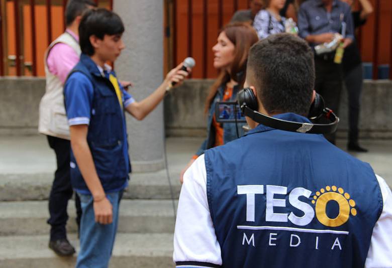 Los Teso Media en acción, durante una entrevista a la viceministra de Educación.