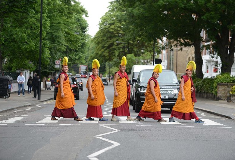 Espías de los fanáticos de The Beatles en la calle Abbey Road