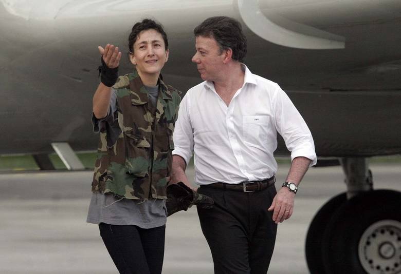Íngrid Betancourt y el entonces ministro de Defensa, Juan Manuel Santos. FOTO: COLPRENSA.