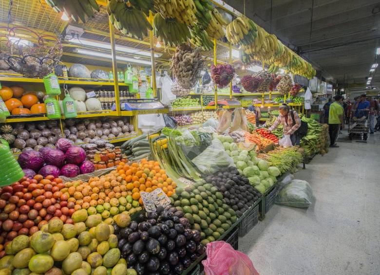 Con el esfuerzo de los conductores de camión y de los carretilleros se reabastece de alimentos el mercado más grande del la ciudad. La administración de la Plaza Minorista asegura que allí trabajan entre 3 mil y 3.500 personas; en días de quincena la cifra se triplica. FOTOS Donaldo Zuluaga
