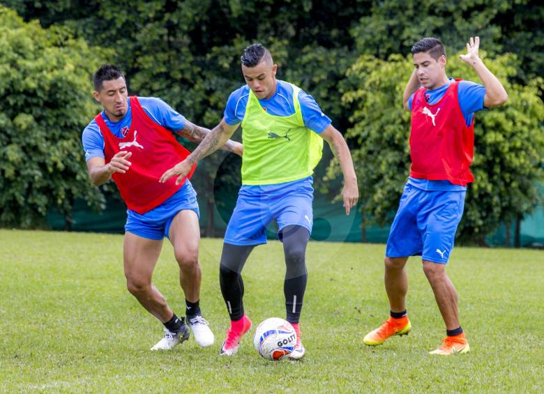 El lateral Jonathan Lopera (peto rojo), uno de los que se reportó en el triunfo 3-1 ante Alianza Petrolera. FOTO juan antonio sánchez