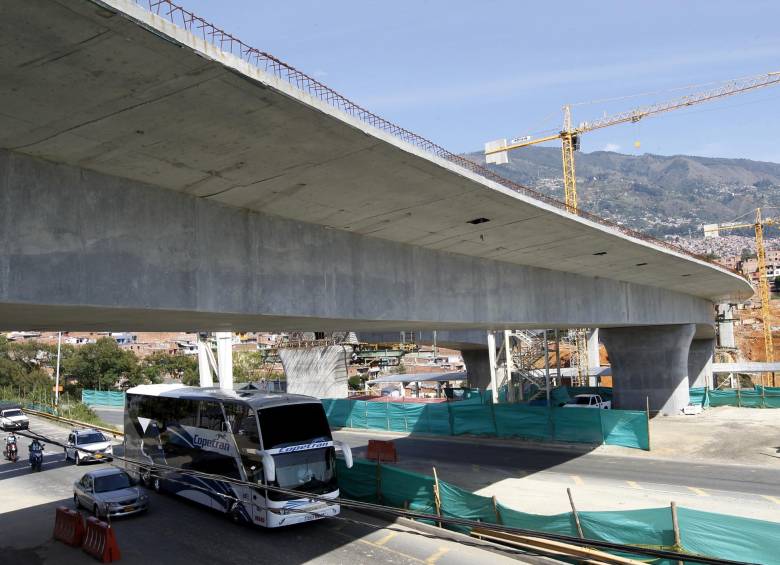 Este fin de semana se completó la primera plataforma del puente sobre el río. FOTO jaime pérez