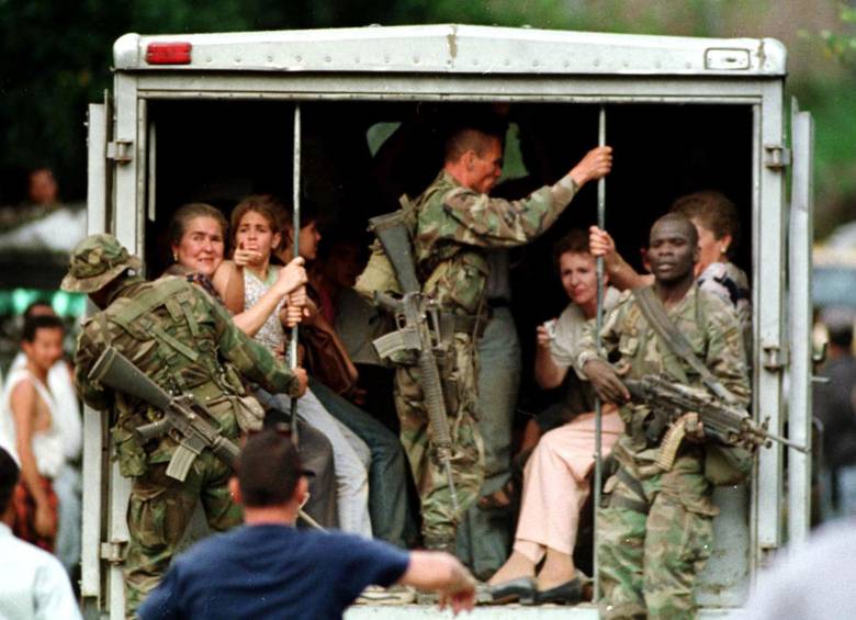 Fueron 194 personas las secuestradas por el Eln el 30 de mayo del 99. Ese mismo día el Ejército rescató a 86. FOTO Cortesía El País