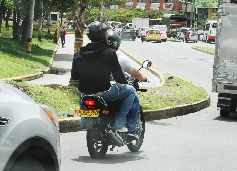 Los parrilleros hombres pueden circular en las motocicletas desde la madrugada de este martes. FOTO ARCHIVO