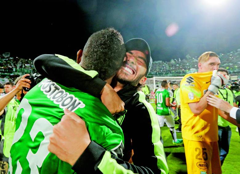 Efusivo el abrazo de Sebastián Pérez a el goleador Miguel Borja. De reojo mira Armani. Foto Juan A. Sánchez