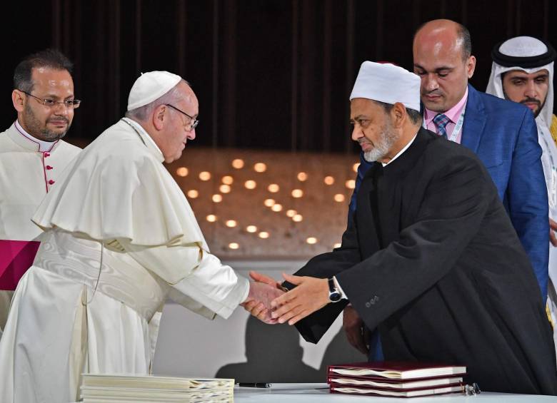 El histórico beso entre el Papa y el gran imán de Egipto