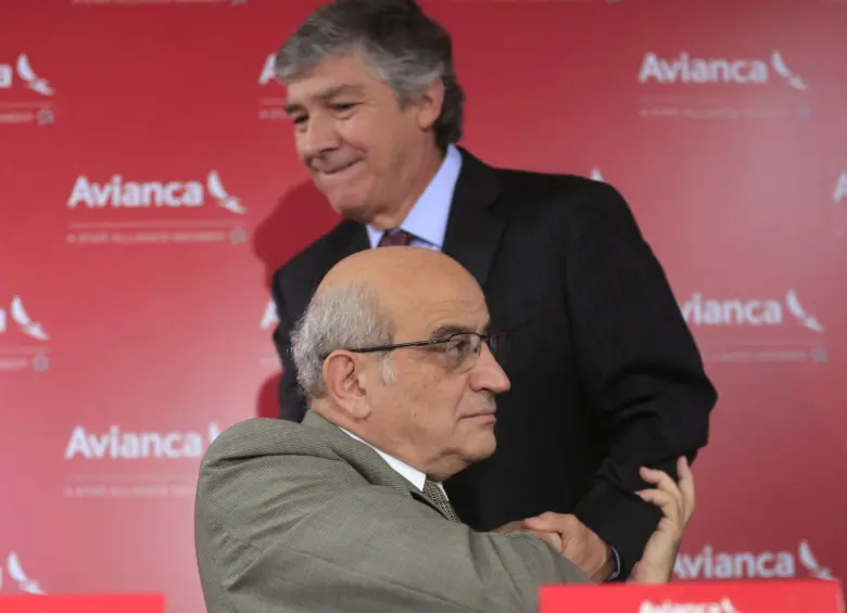 El presidente saliente de Avianca, Fabio Villegas Ramírez y el presidente de la Junta Directiva, Germán Efromovich. FOTO colprensa
